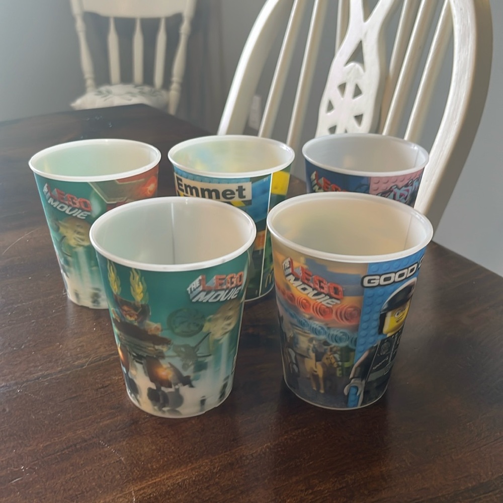 Set of 5 Lego Movie plastic cups that change picture pattern when moved